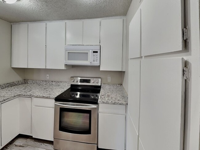 Building Photo - Stylish Upstairs Condo with Fireplace, Private Balcony & Gated Community Perks ***MOVE IN SPECIAL***