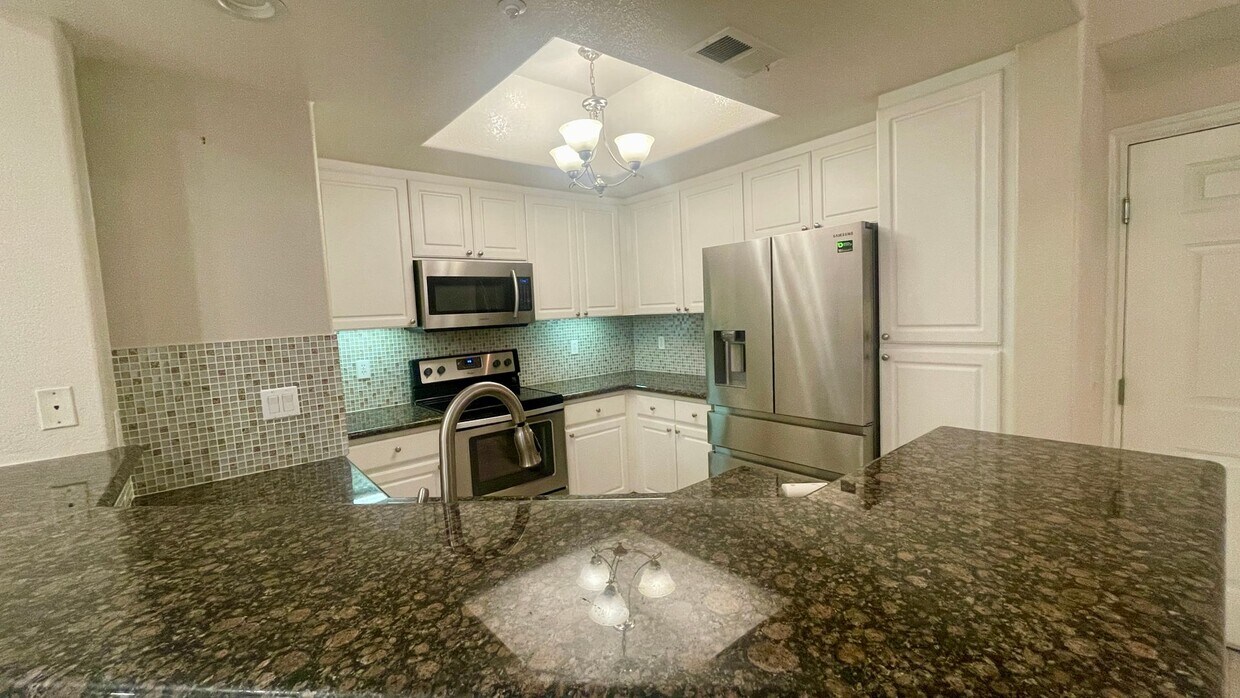 Foto principal - Beautiful 3 bedroom, 2 bath condo in La Jo...