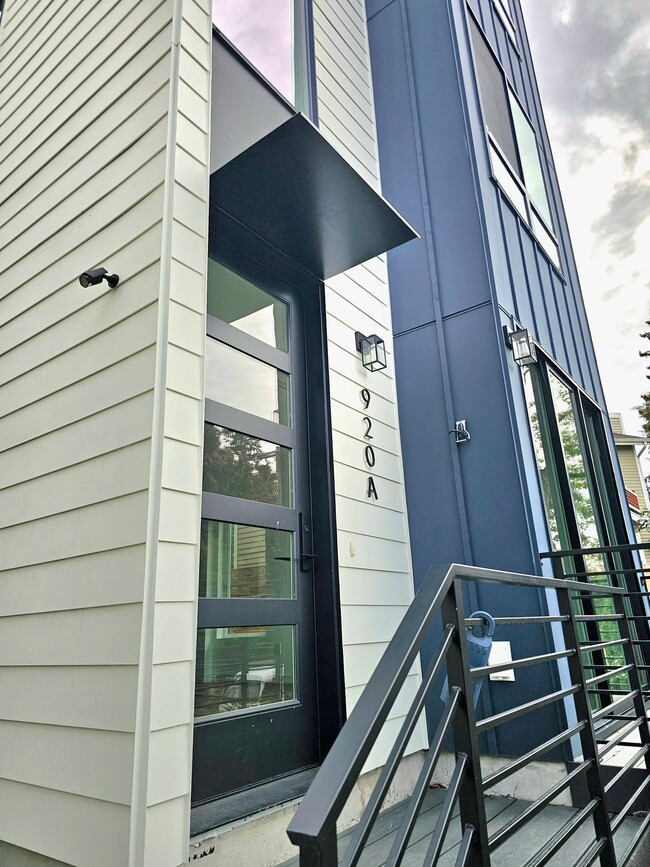 Building Photo - 920 16th Ave