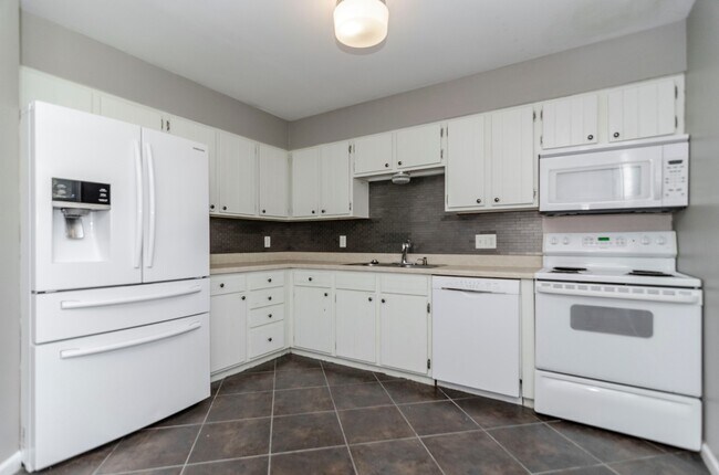 Foto del edificio - Please View 3D Virtual Walk-Through Before Scheduling a Showing