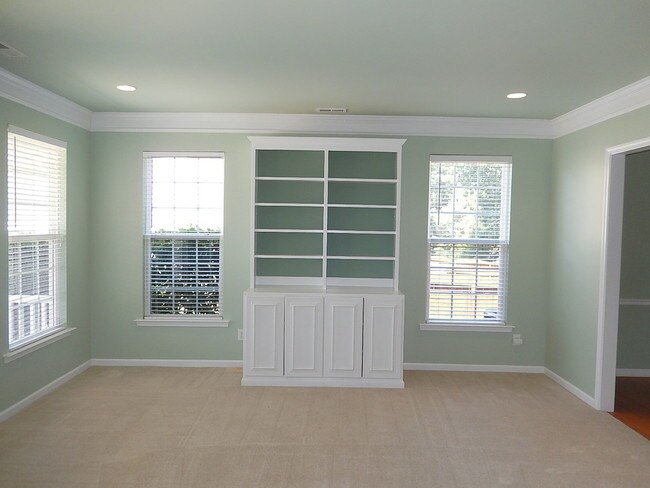 Building Photo - 300 Forbes Rd