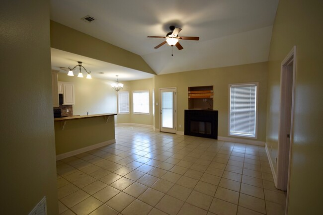 Building Photo - Nice 3 Bedroom House!