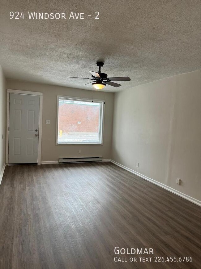 Building Photo - Large 1 bedroom unit available immediately