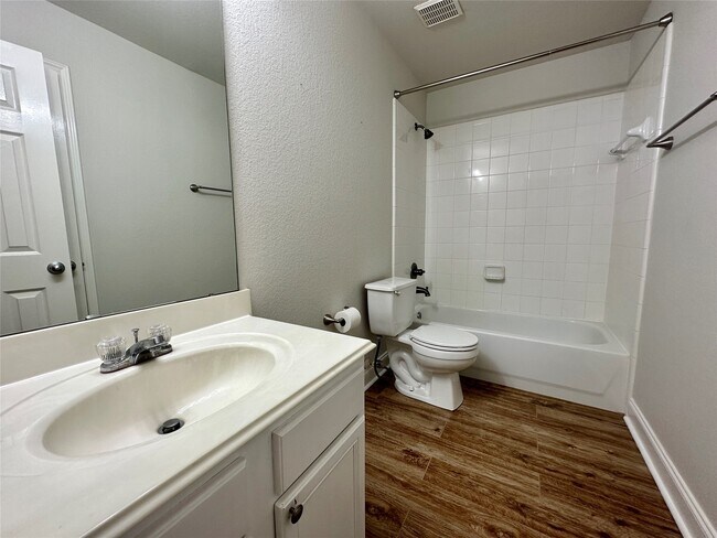 Foto del edificio - 16130 Limestone Lake Dr