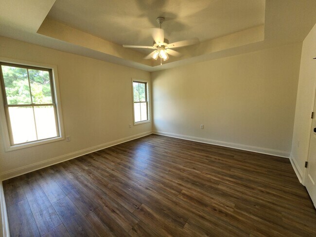Foto del edificio - !!New Construction!! NEAR Pinegrove Elementary/Middle - 4BR Home with Granite Countertops, LVP Fl...