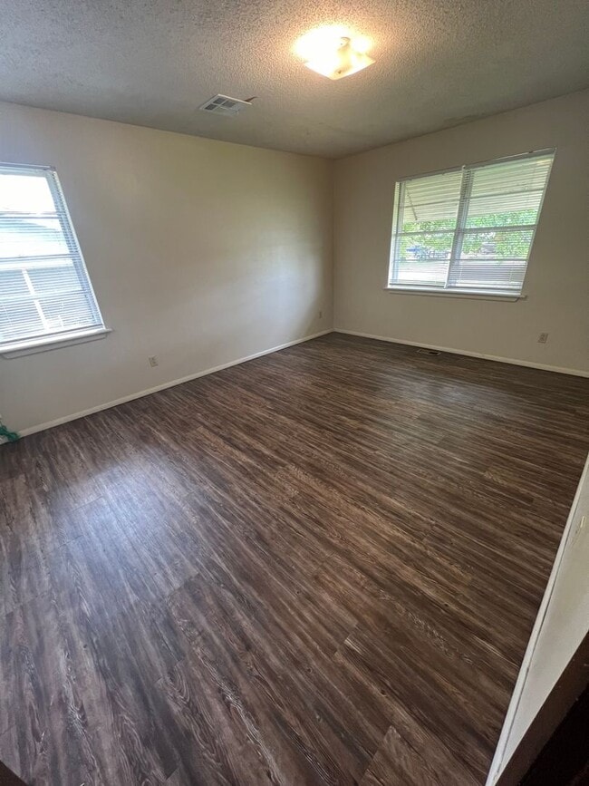 Building Photo - 3 Bed 1.5 Bath, Has large extra room that ...