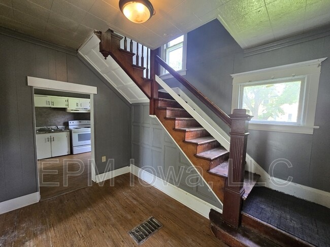 Building Photo - 402 Sunnyside Ave