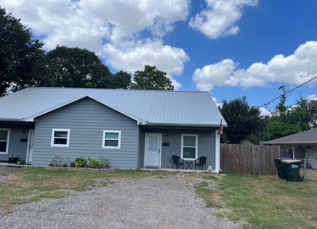 Building Photo - 1843 Caroline Ln