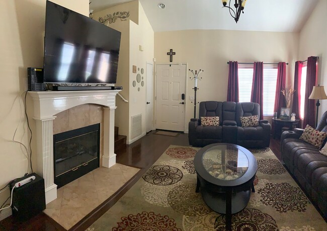 Building Photo - Gorgeous Eastlake Home in a Highly Sought-After Community!!