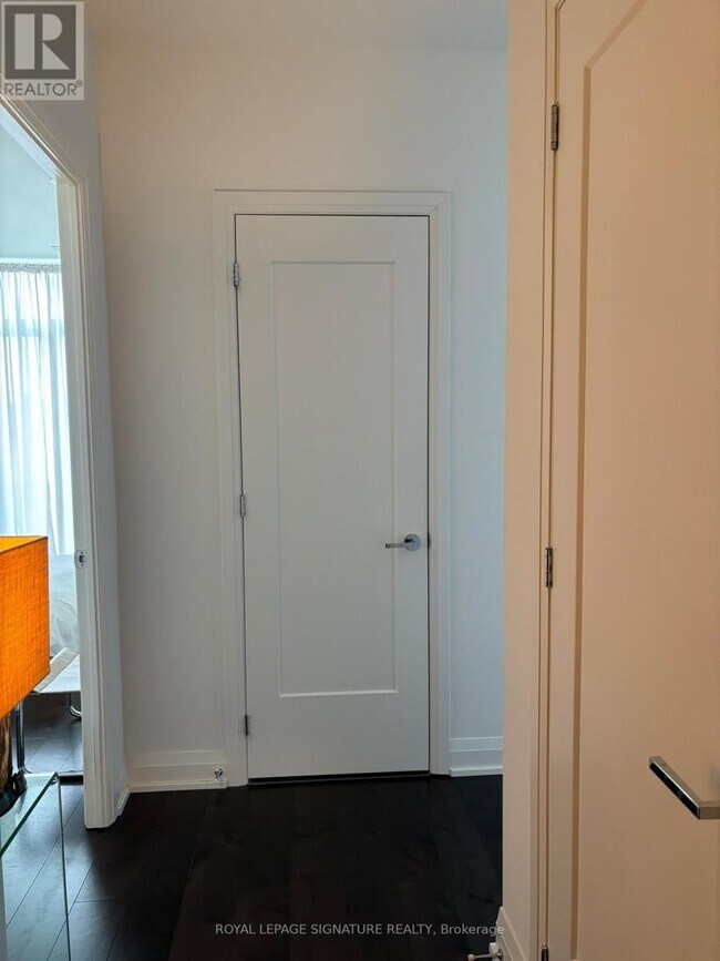 Photo du bâtiment - 293 The Kingsway