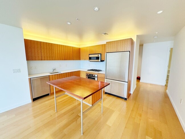 Building Photo - Spacious, open-concept 1-bedroom 7th floor condo in the South Waterfront District.