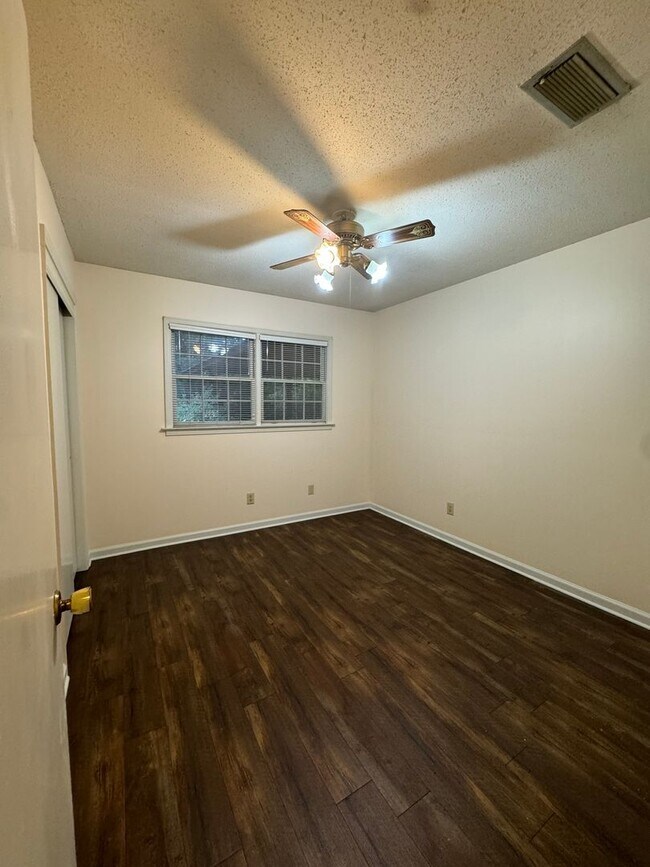 Foto del edificio - 702 Sandhurst Dr