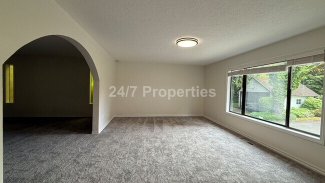 Building Photo - Sprawling 5 BD | 3 BA with Basement - Gresham