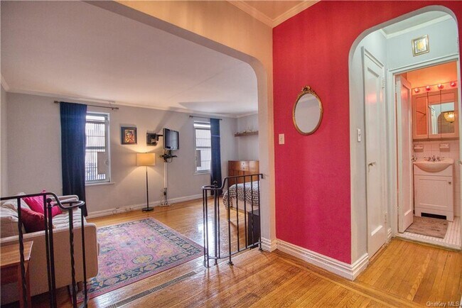 Building Photo - 306 E Mosholu Pkwy S