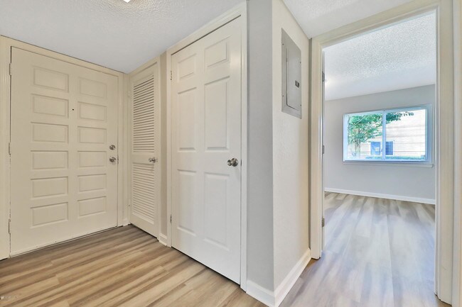 Building Photo - 3906 Mission Dr
