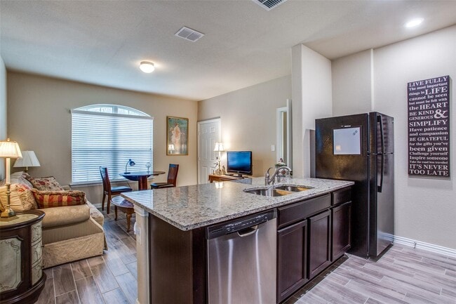 Building Photo - 4216 Hialeah Dr