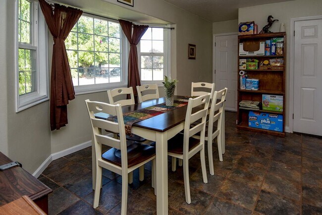 Foto del edificio - Bloomington Hills Beauty