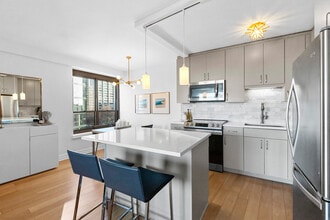 Building Photo - 2930 N Sheridan Rd