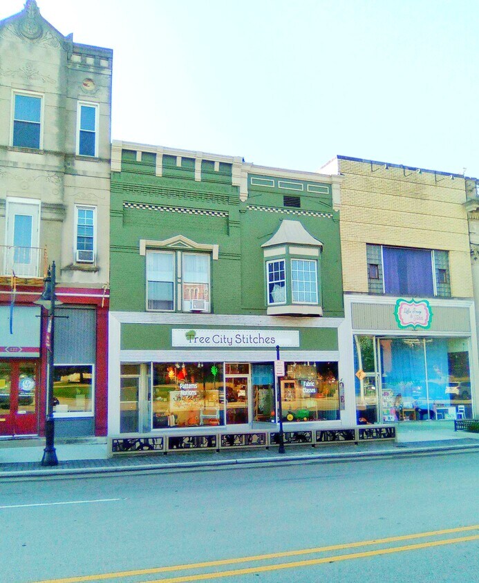 Primary Photo - 125 E Main St
