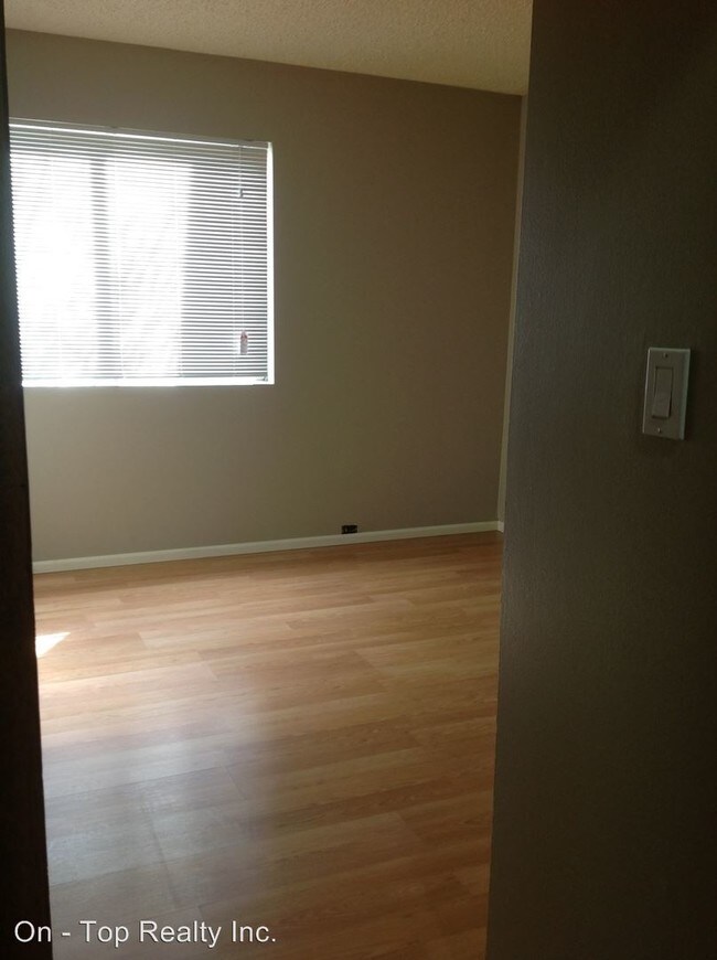 Building Photo - 2 br, 1 bath House - 4022 S. Regal unit #101