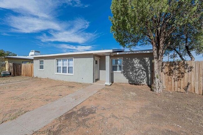 Building Photo - 3 bed 2 bath home with a carport in backyard