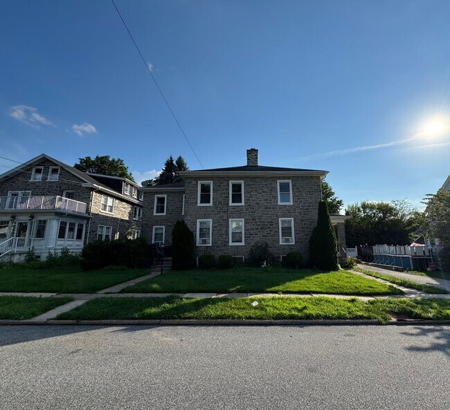Building Photo - Gorgeous 3-Bedroom Apartment in Drexel Hil...
