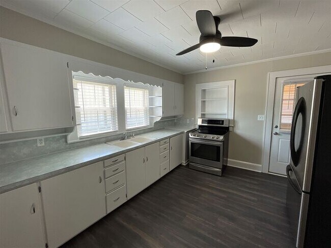 Building Photo - T.R. Lawing Realty Property