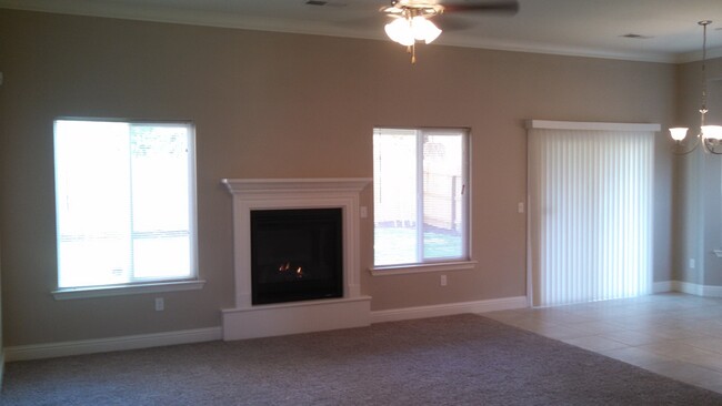 Foto del edificio - Beautiful Newer 4 Bedroom Home in Los Banos!