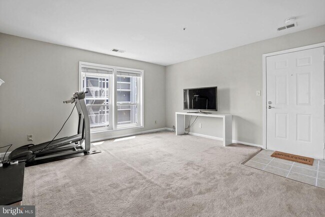 Building Photo - 3178 Summit Square Dr