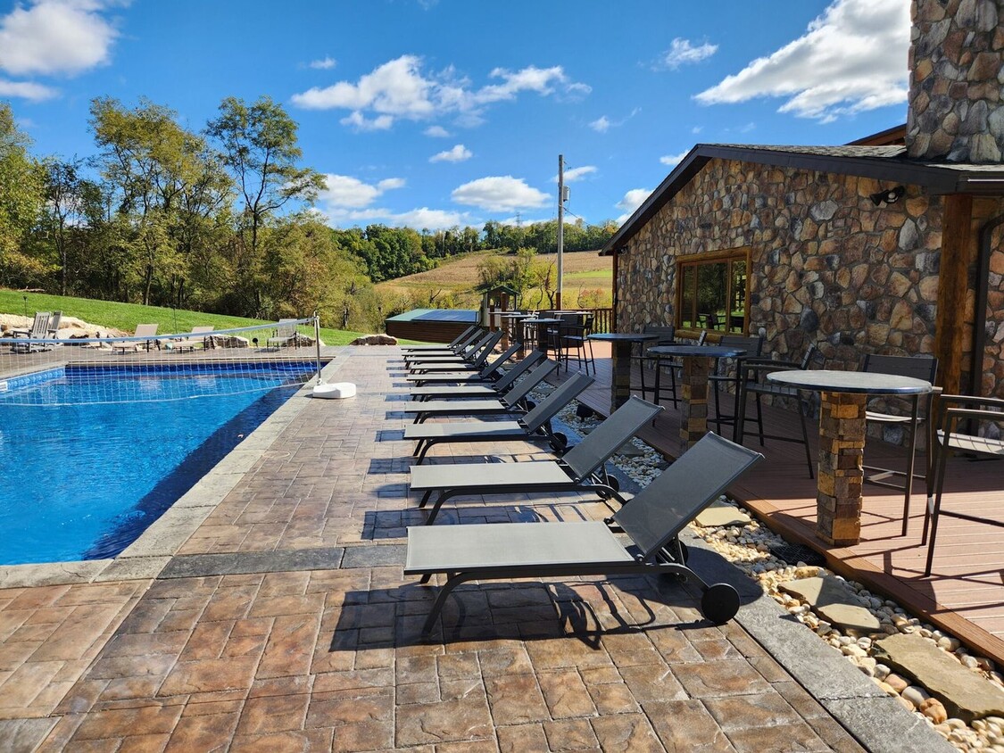 Building Photo - Stunning Retreat on 31 Acres with Pool Dec...