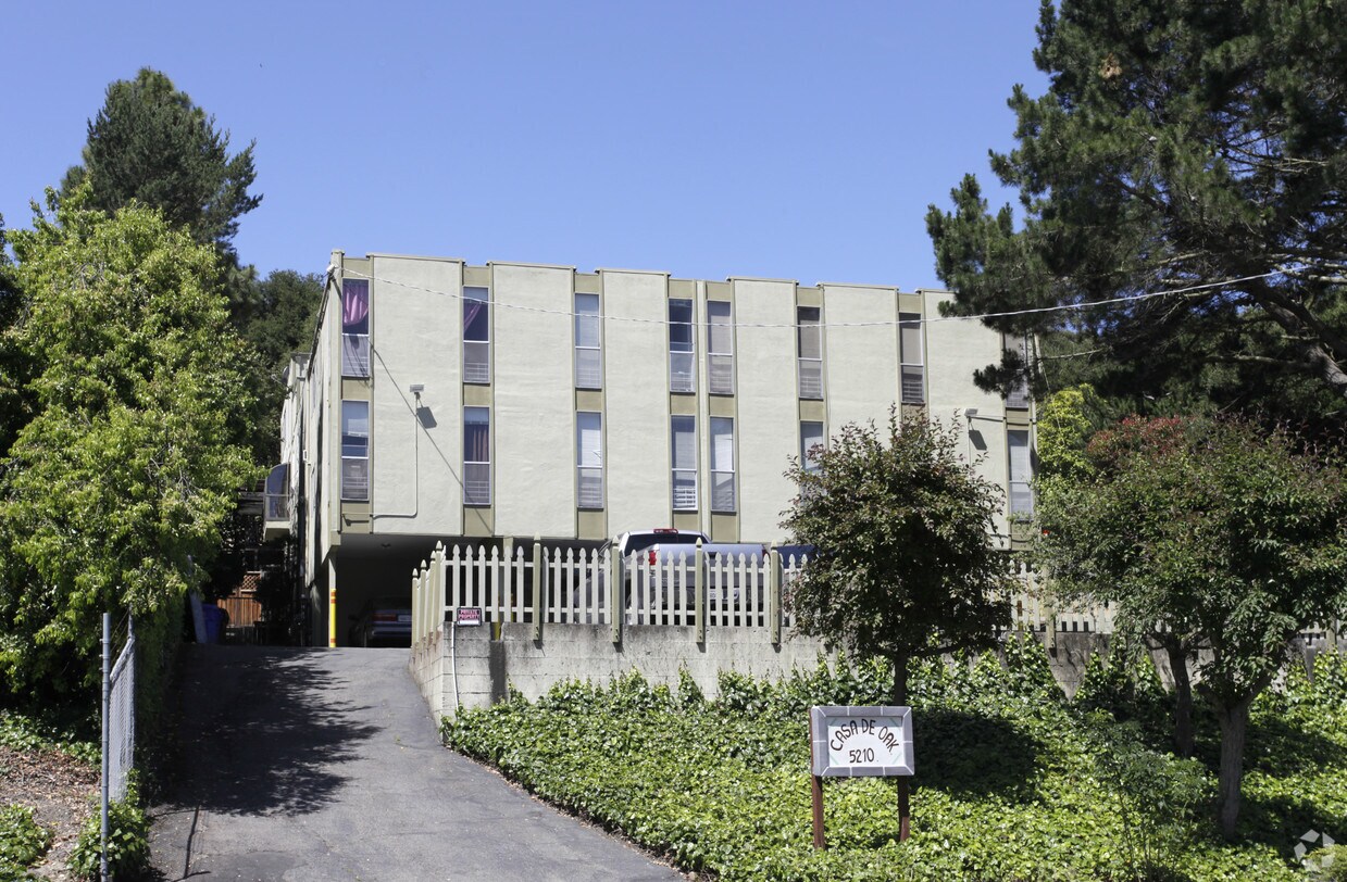 Primary Photo - Casa De Oaks