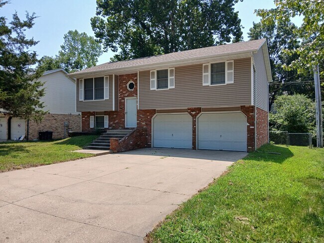 Foto del edificio - 3 bed, 2.5 bath, 2 car garage split foyer