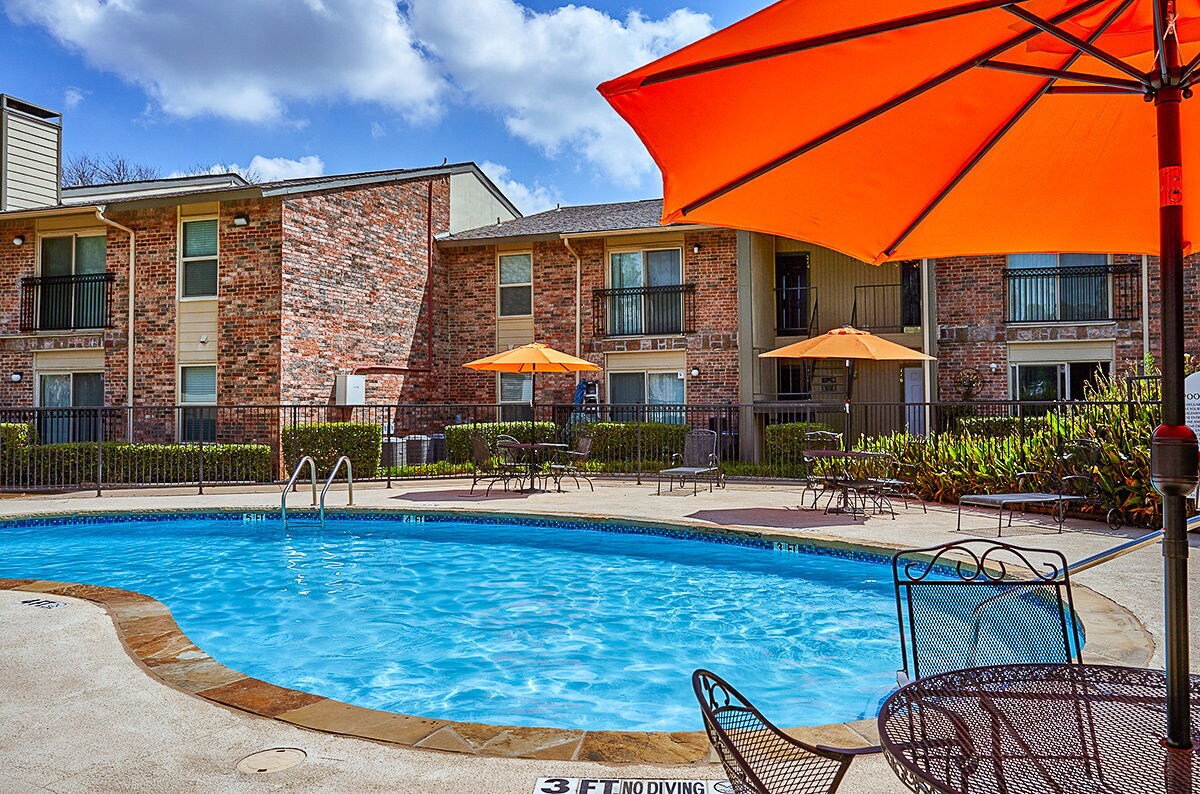 Rochelle Plaza Apartments in Irving, TX