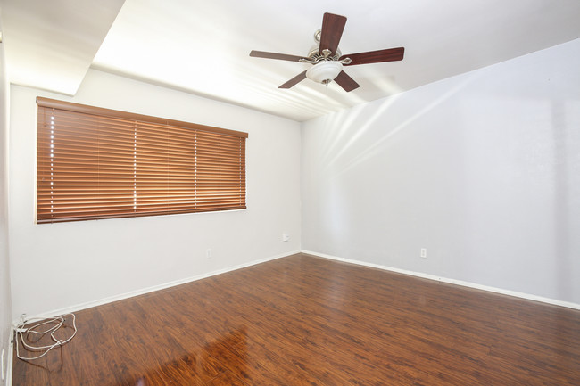 Foto del edificio - 8710 Belford Ave