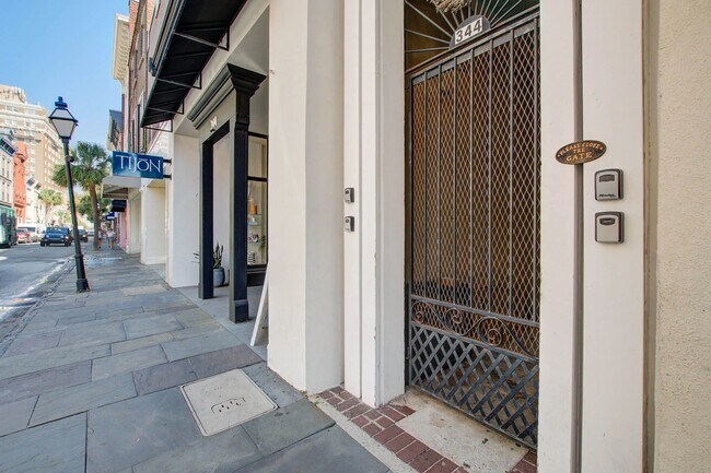 Building Photo - 342 King St