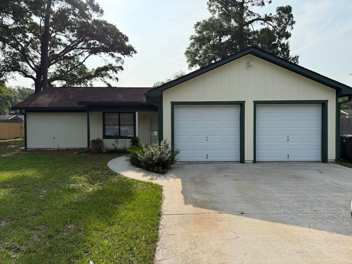 Primary Photo - 302 Pinedale Dr
