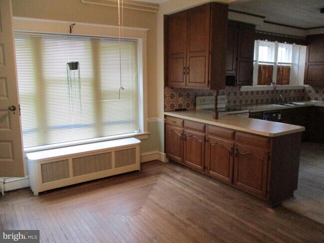 Building Photo - 915 W Broad St