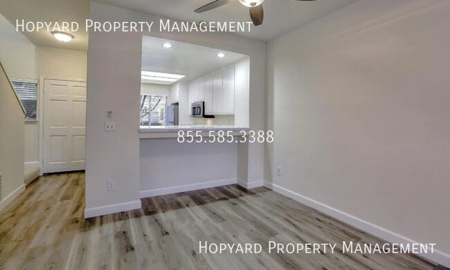 Building Photo - 3 Bedroom Townhome in Fantastic Area Avail...