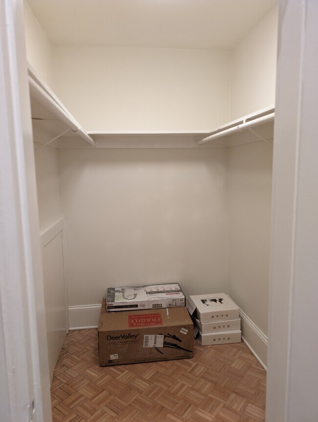 Vestidor del dormitorio - 1851 Columbia Rd NW