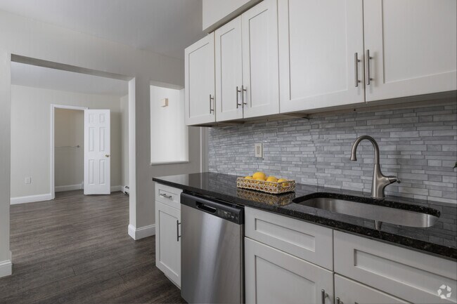 3 habitaciones, 1,5 baños - 995 pies cuadrados - Cocina y sala de estar - Oak Knoll