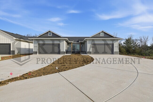 Building Photo - 5240 N Pinecrest Ct