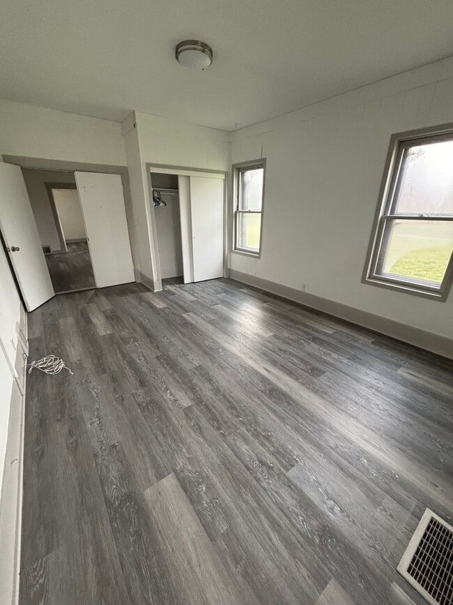 Building Photo - 1245 PH W