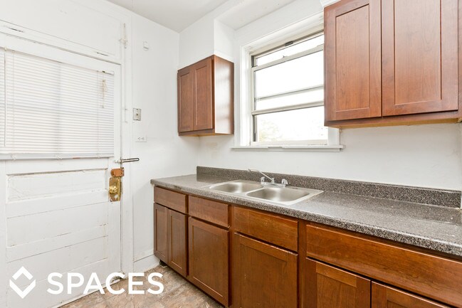 Foto del edificio - 3746 W Irving Park Rd