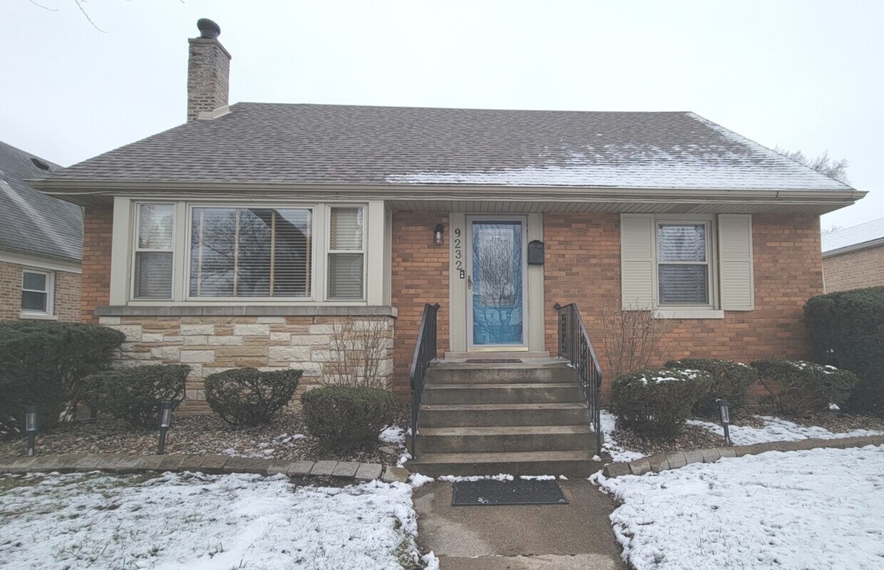 Foto principal - 9232 S Utica Ave