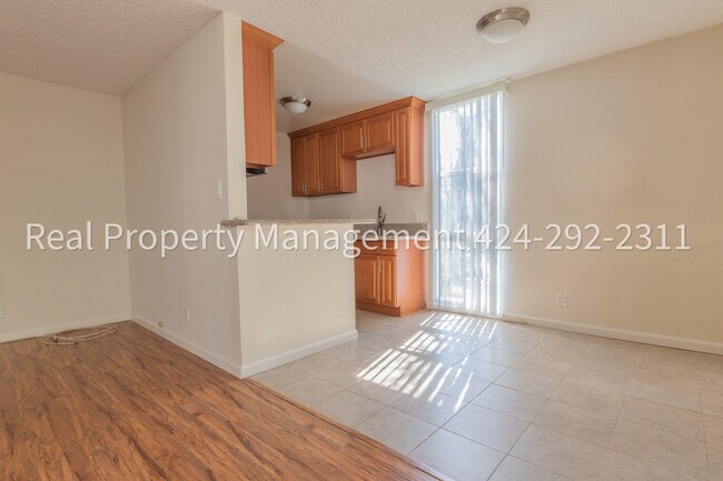 Foto del edificio - 8013 Blackburn Ave