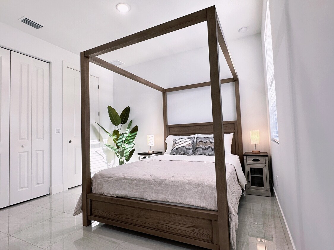 Muebles y ropa de cama nuevos - 4730 Marguerita Dr