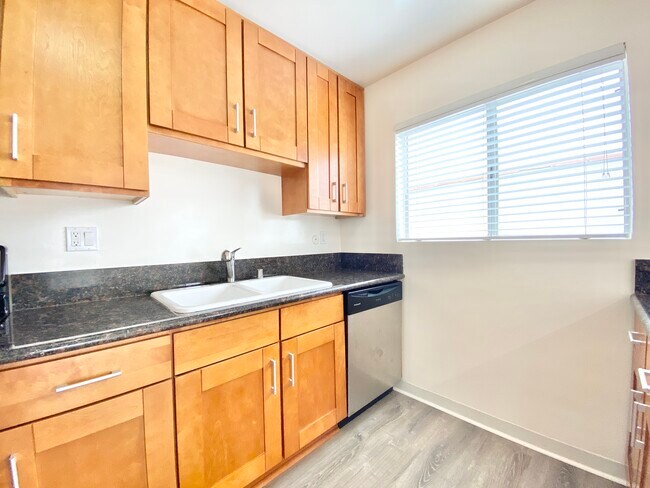 Building Photo - 1206 S Holt Ave
