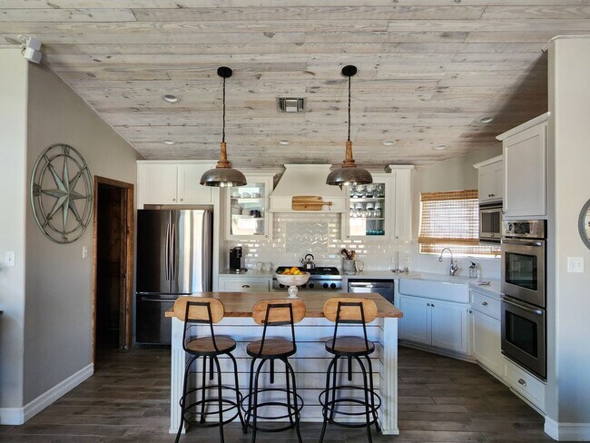 Building Photo - Amazing Fully Furnished Rental with Pool & Spa