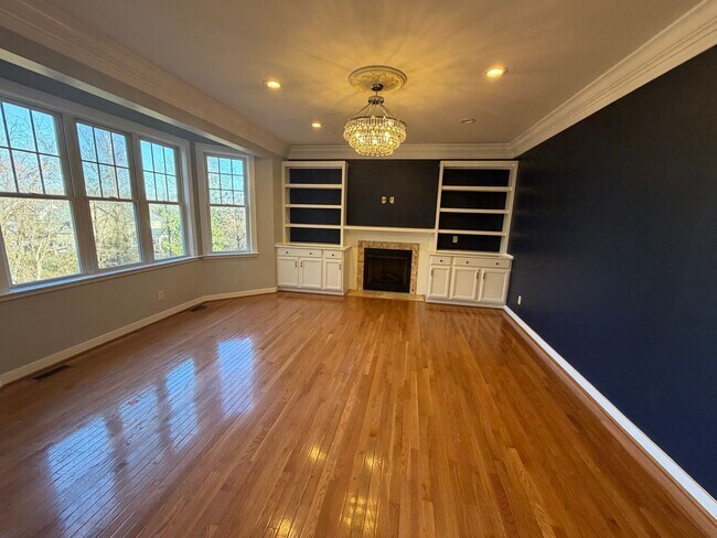 Foto del edificio - Spacious Home in Desirable SW Roanoke Location