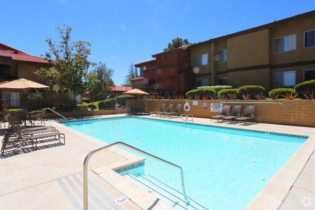 Comunes - The Arches at Regional Center West